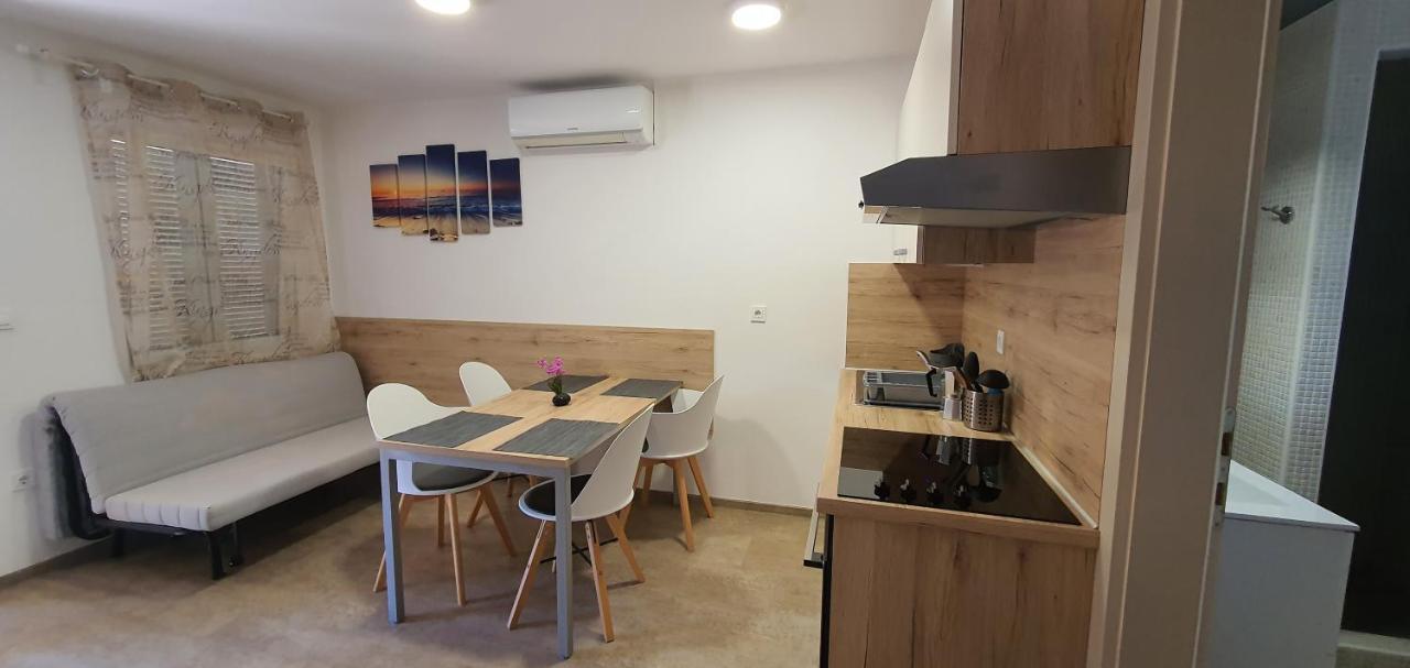 Bungalow Comfort 100 M From The Beach Premantura Exterior foto