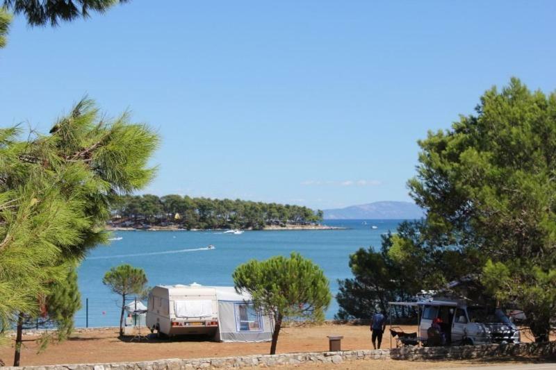 Bungalow Comfort 100 M From The Beach Premantura Exterior foto