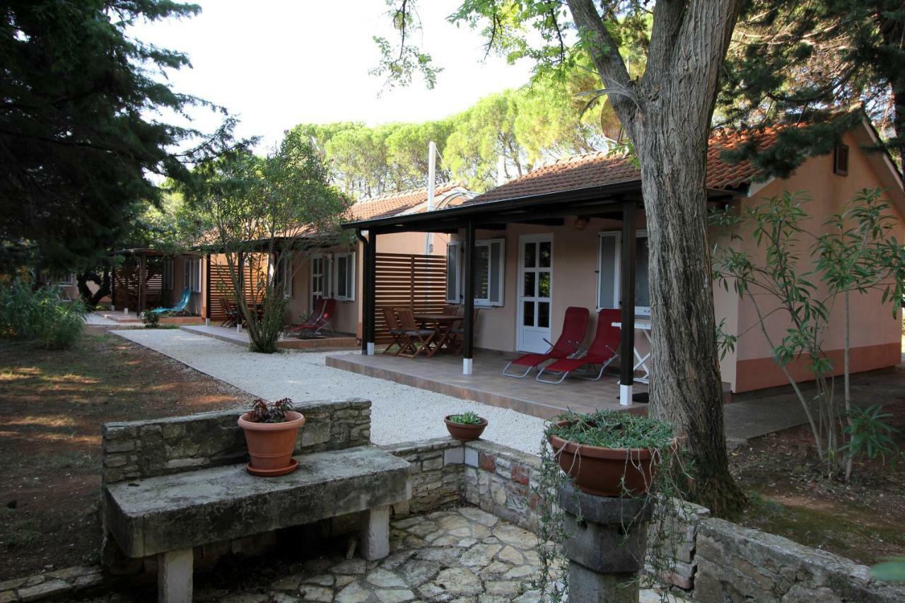 Bungalow Comfort 100 M From The Beach Premantura Exterior foto