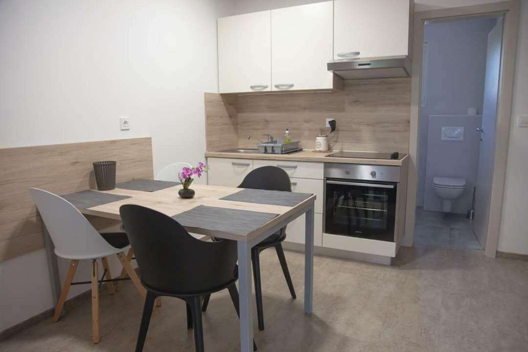 Bungalow Comfort 100 M From The Beach Premantura Exterior foto