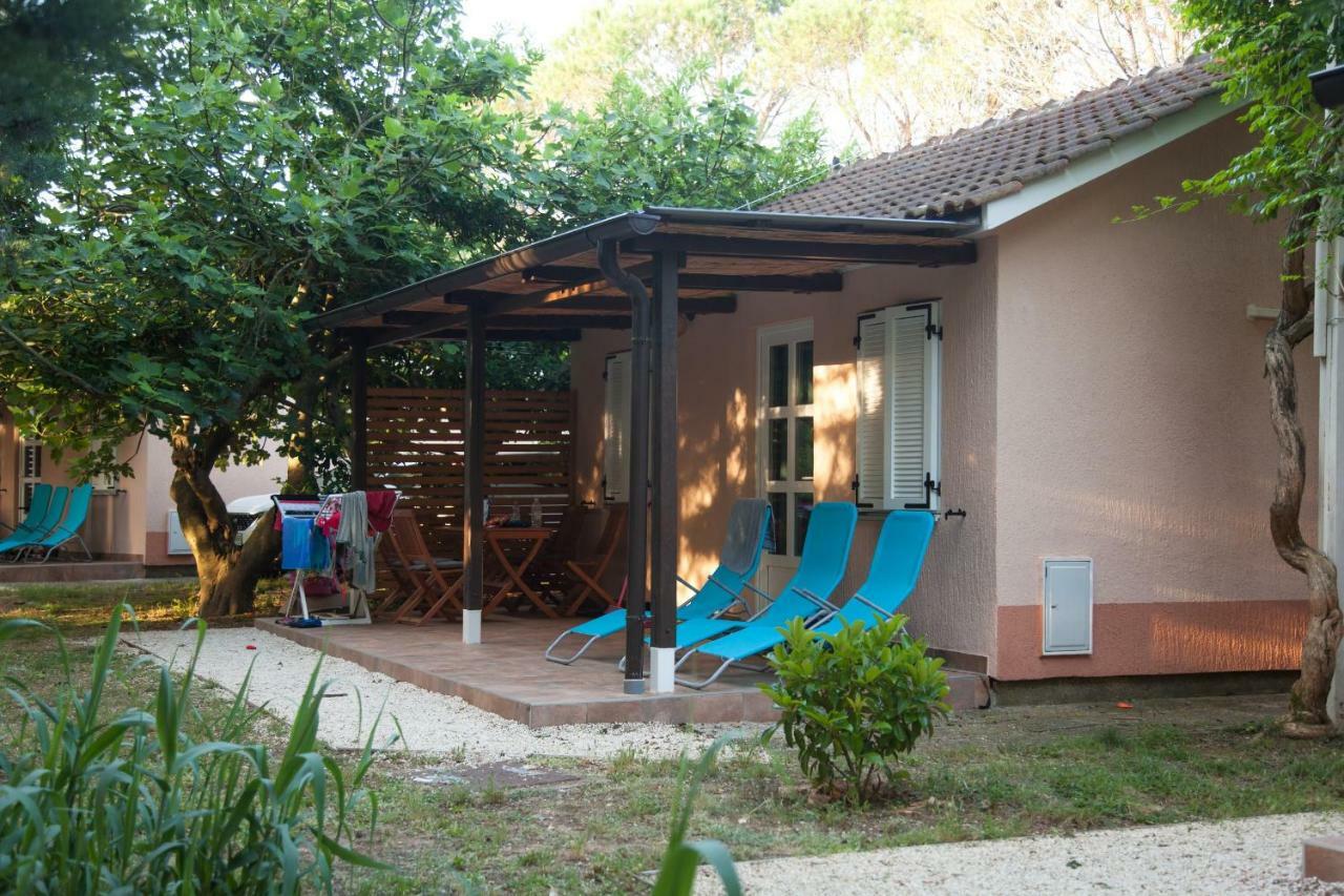 Bungalow Comfort 100 M From The Beach Premantura Exterior foto