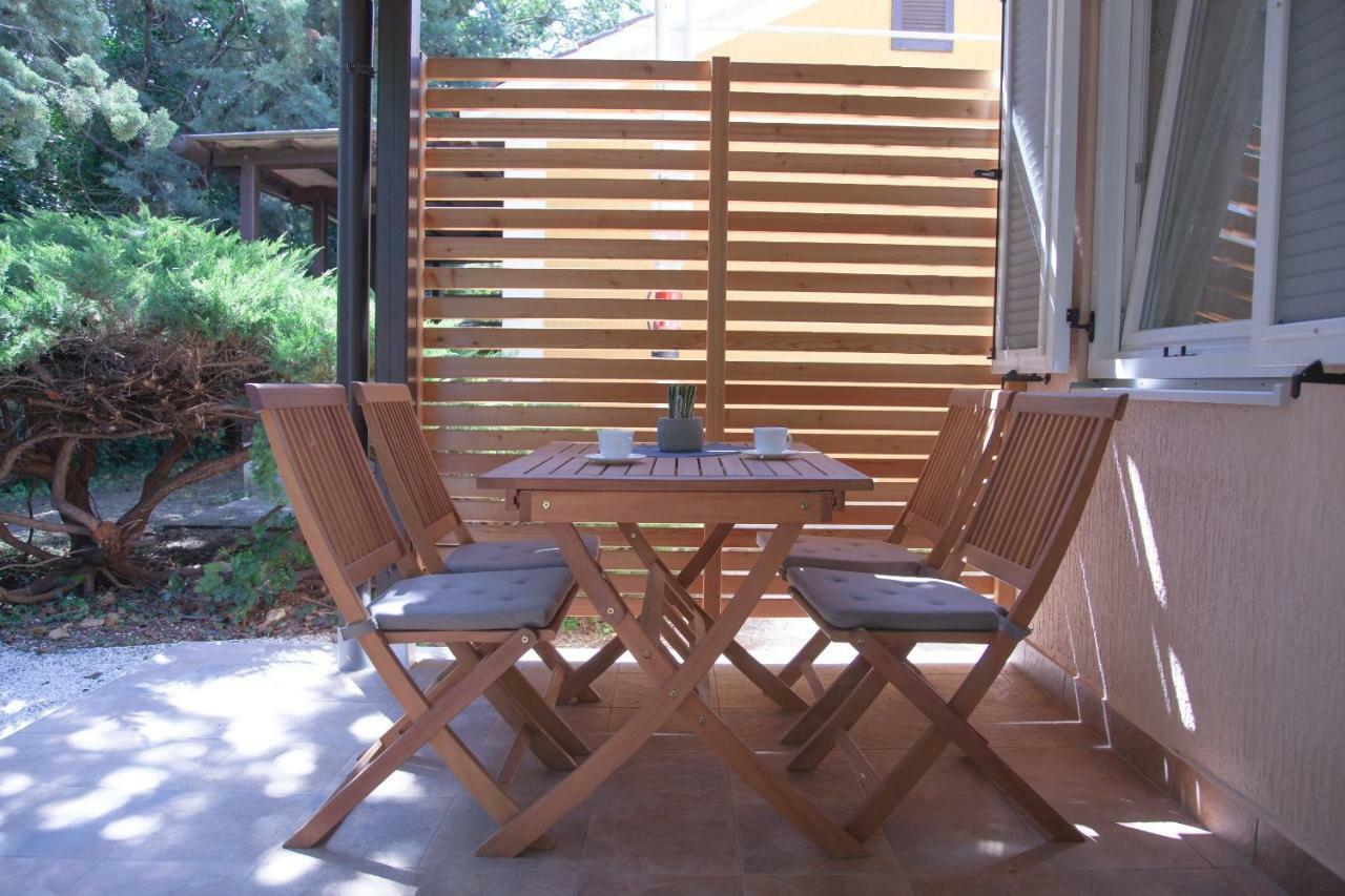 Bungalow Comfort 100 M From The Beach Premantura Exterior foto