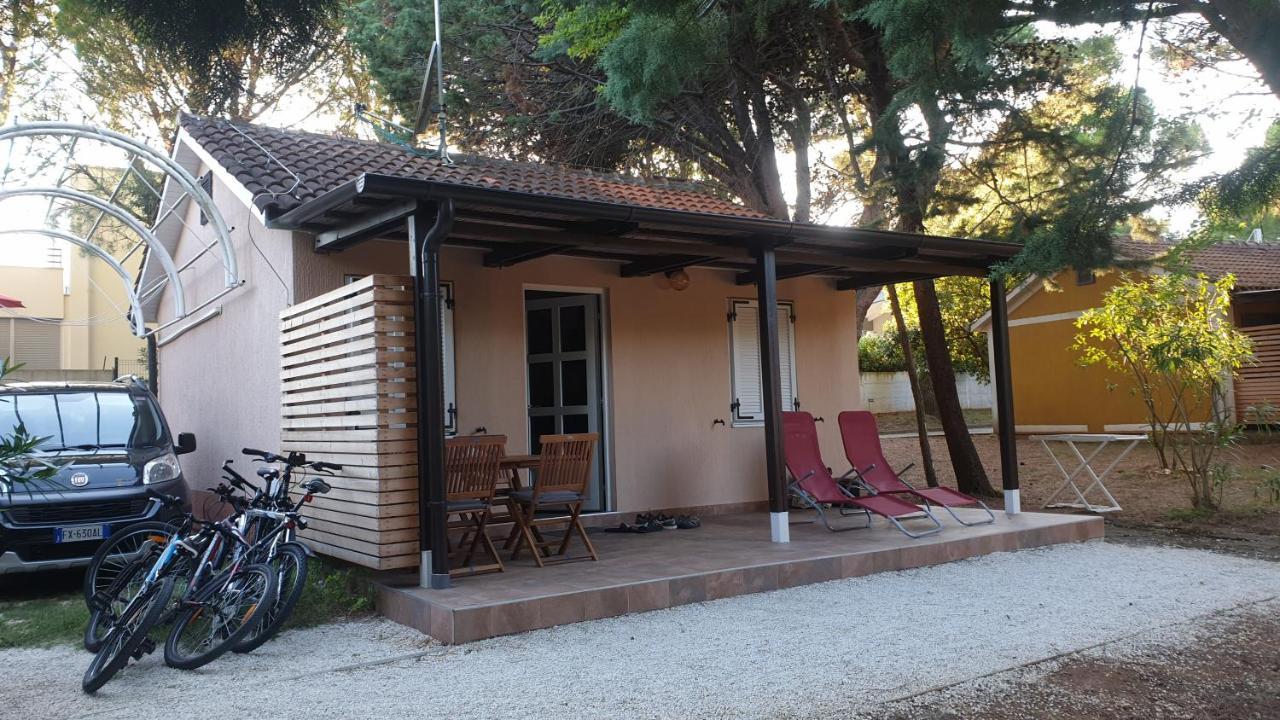 Bungalow Comfort 100 M From The Beach Premantura Exterior foto