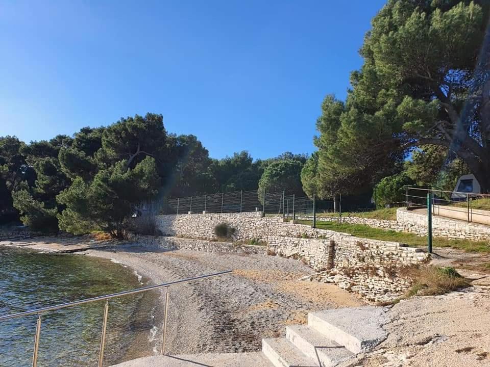 Bungalow Comfort 100 M From The Beach Premantura Exterior foto